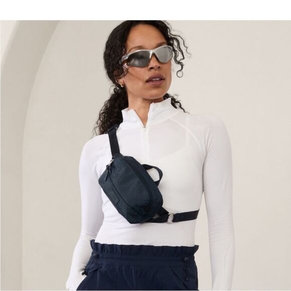 ATHLETA EXCURSION CROSSBODY BELT BAG NWT - Picture 1 of 8